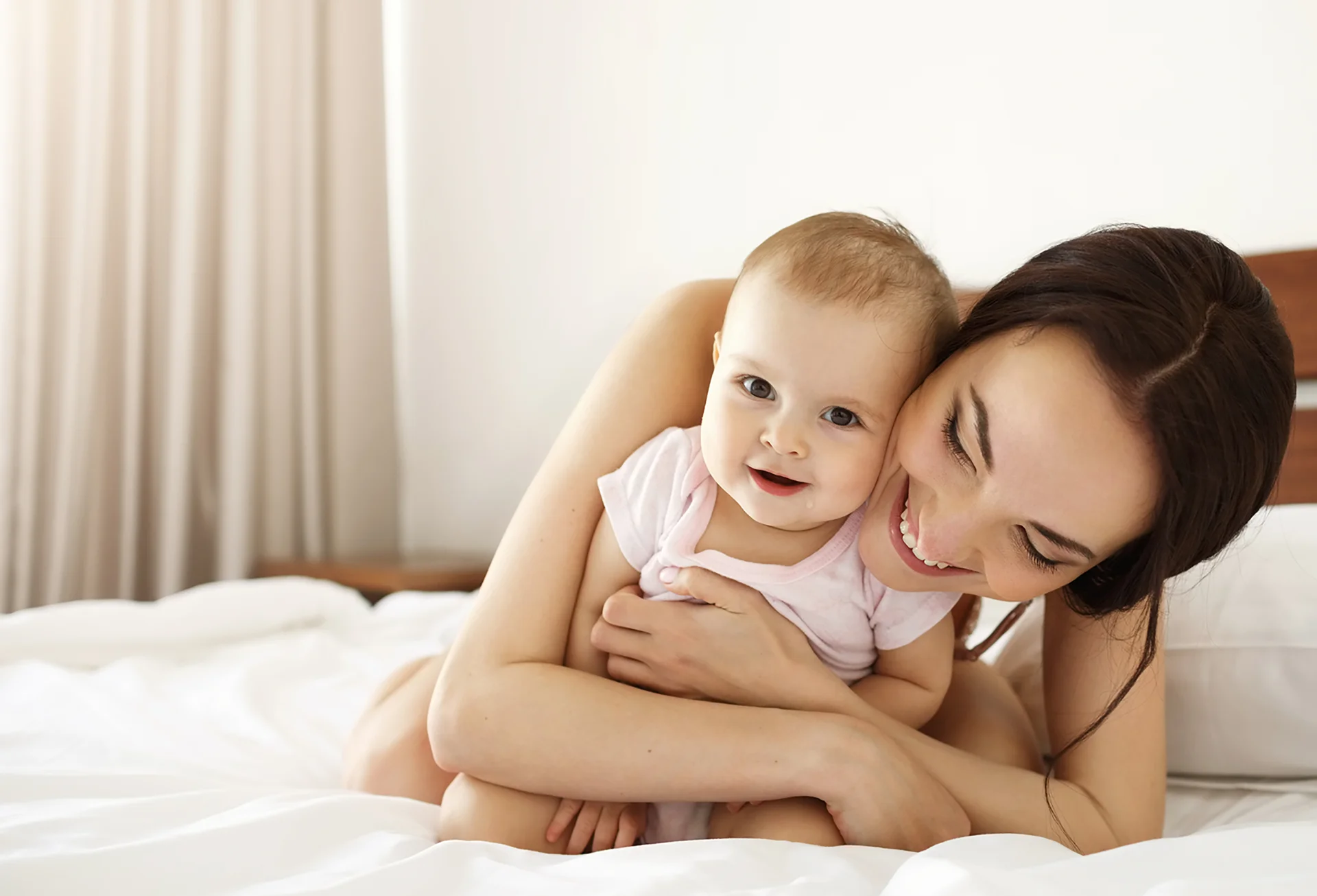 Madre embarazada disfrutando de un momento de descanso y cuidado nutricional en la gestación